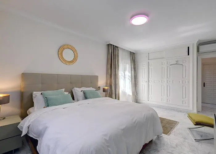 Andalusian Near The With Private Pool And Bbq Будинок відпочинку Естепона