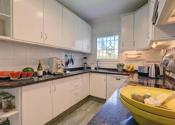 Andalusian Near The With Private Pool And Bbq Будинок відпочинку Естепона