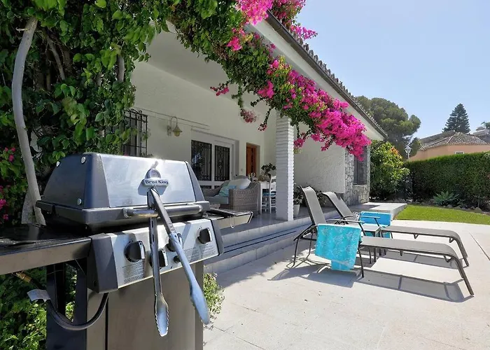 Andalusian Near The With Private Pool And Bbq Естепона